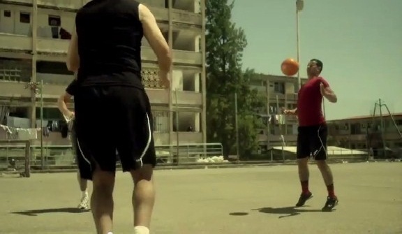 Publicité AZRO, Football (Lakhdar Belloumi avec Salim Iles et Mohamed Benguesmia)
