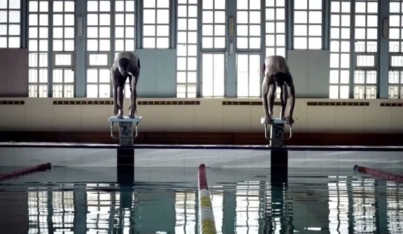 Publicité AZRO, Natation (Salim Iles et Lakhdar Belloumi)